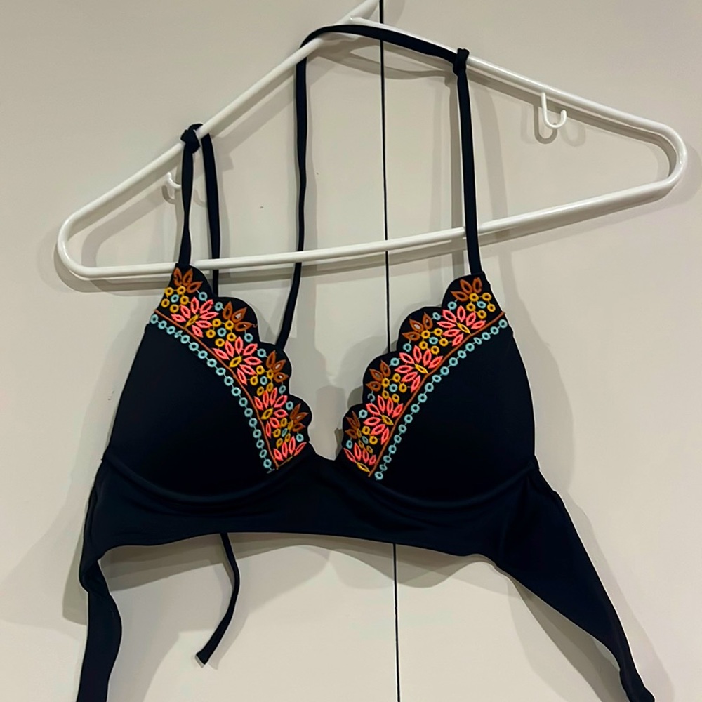 bikini top. Has push up padding in the inside! 32B